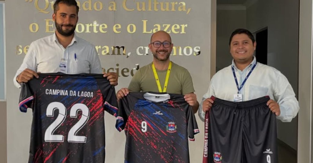 Patrocínio de um jogo completo de uniforme de futebol de campo.